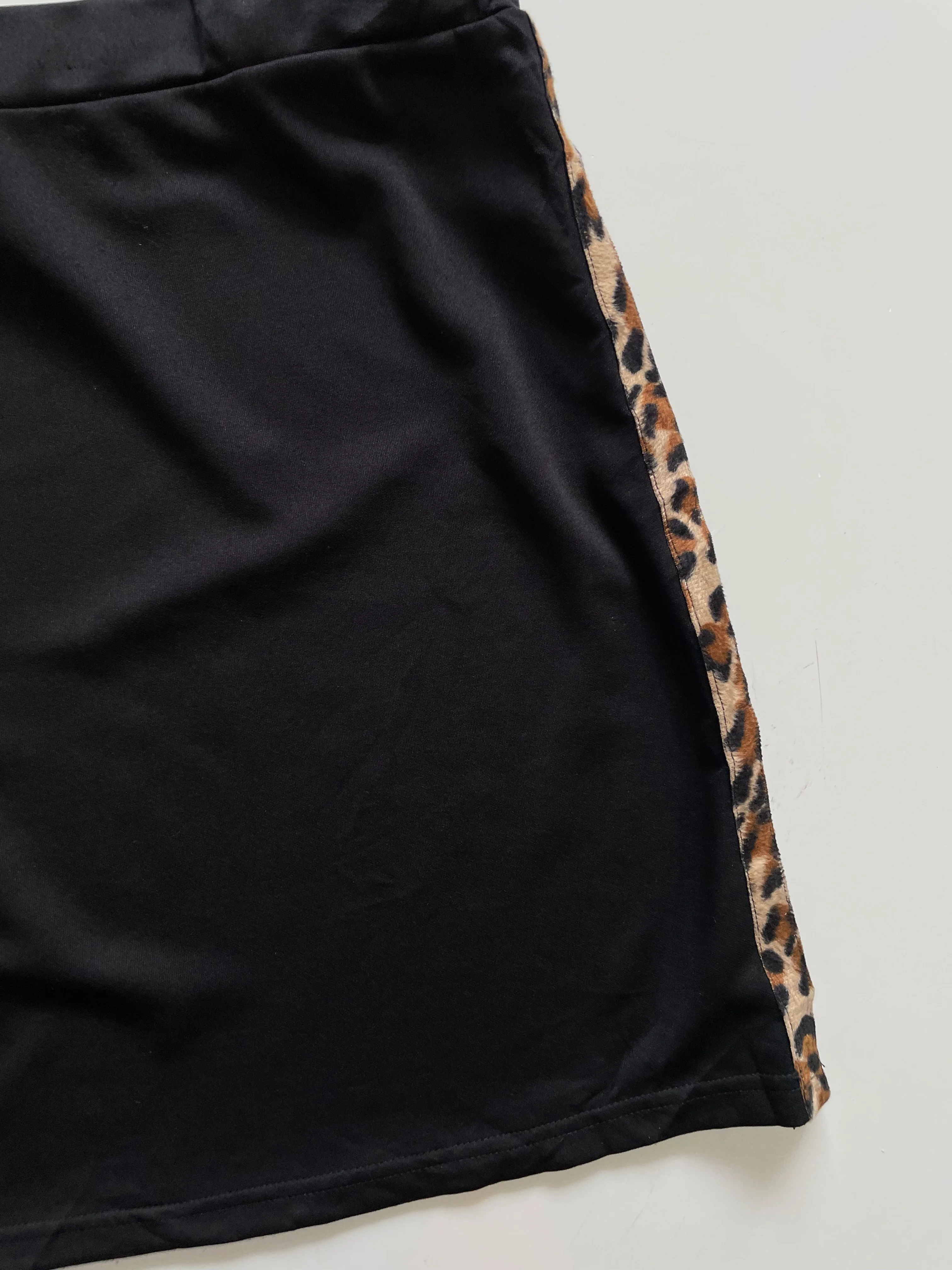 BLACK ANIMAL PRINTED SKIRT - WAIST 30 TO 34 - Image 3