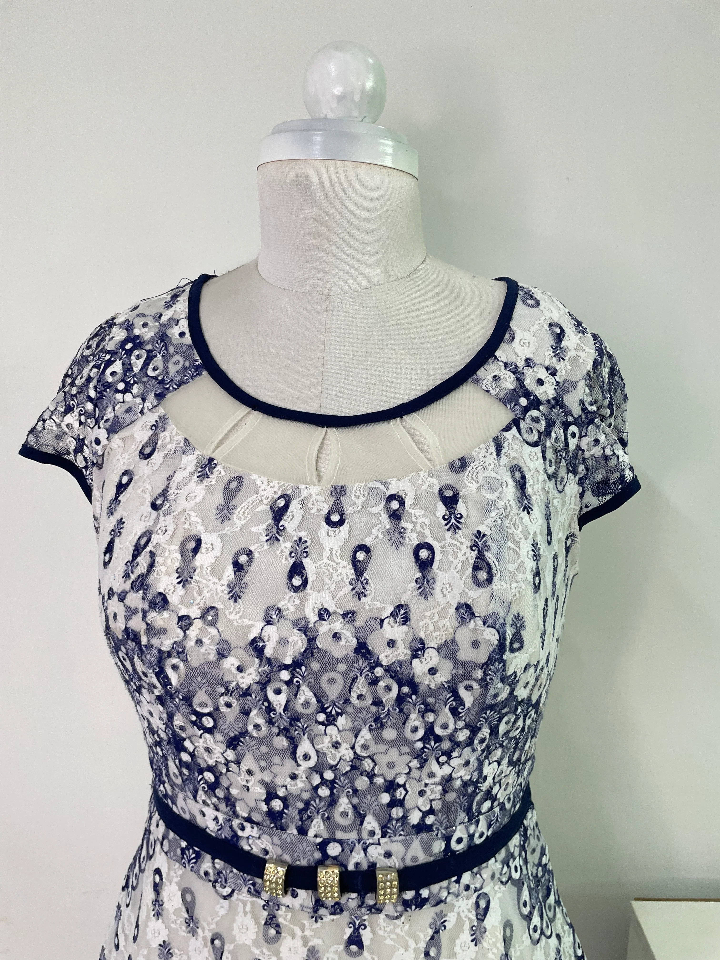 Dress-Bust 32 - Image 2