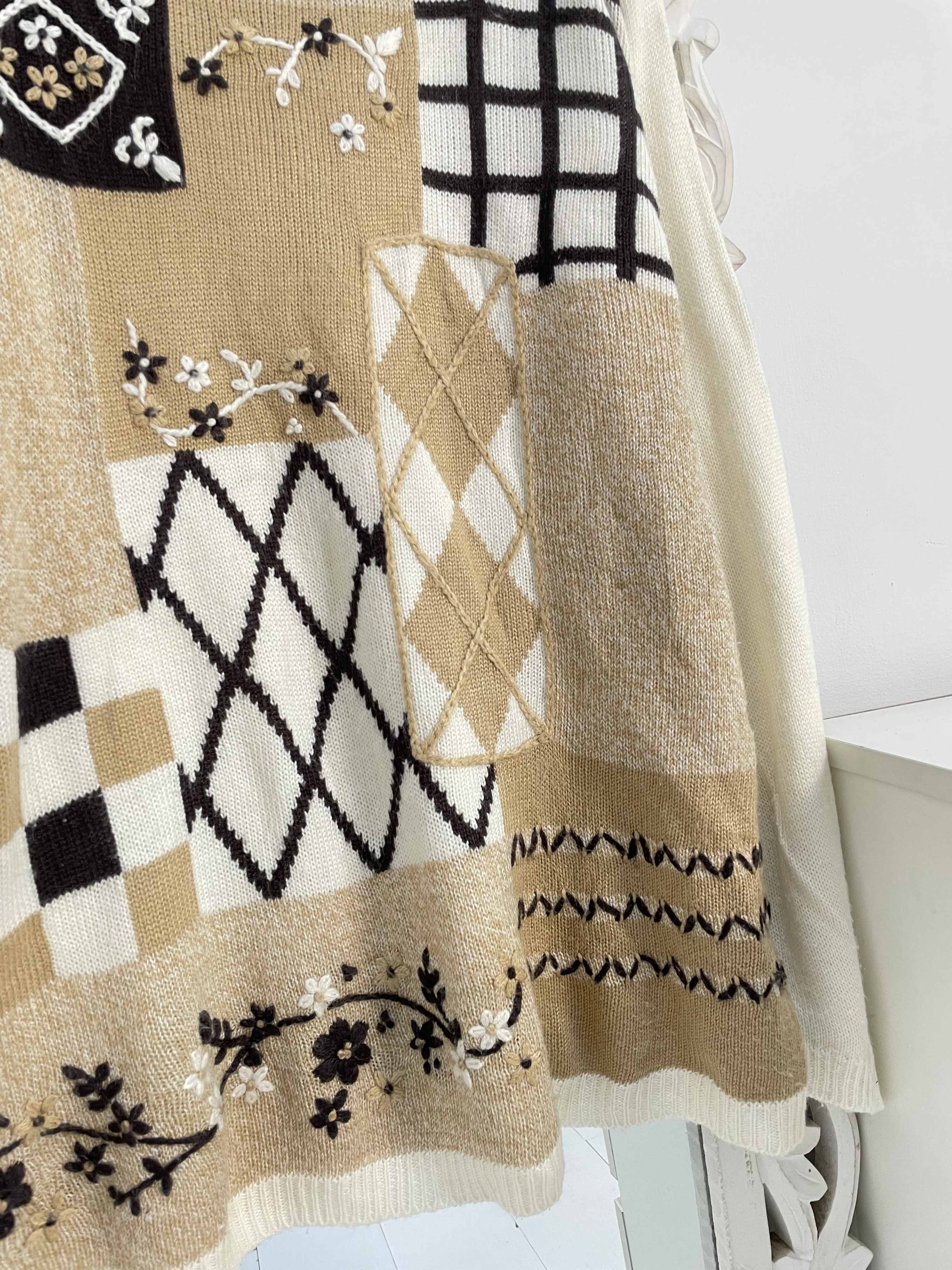 Tanjay Embroidered Vintage Sweater-Bust 48 - Image 3