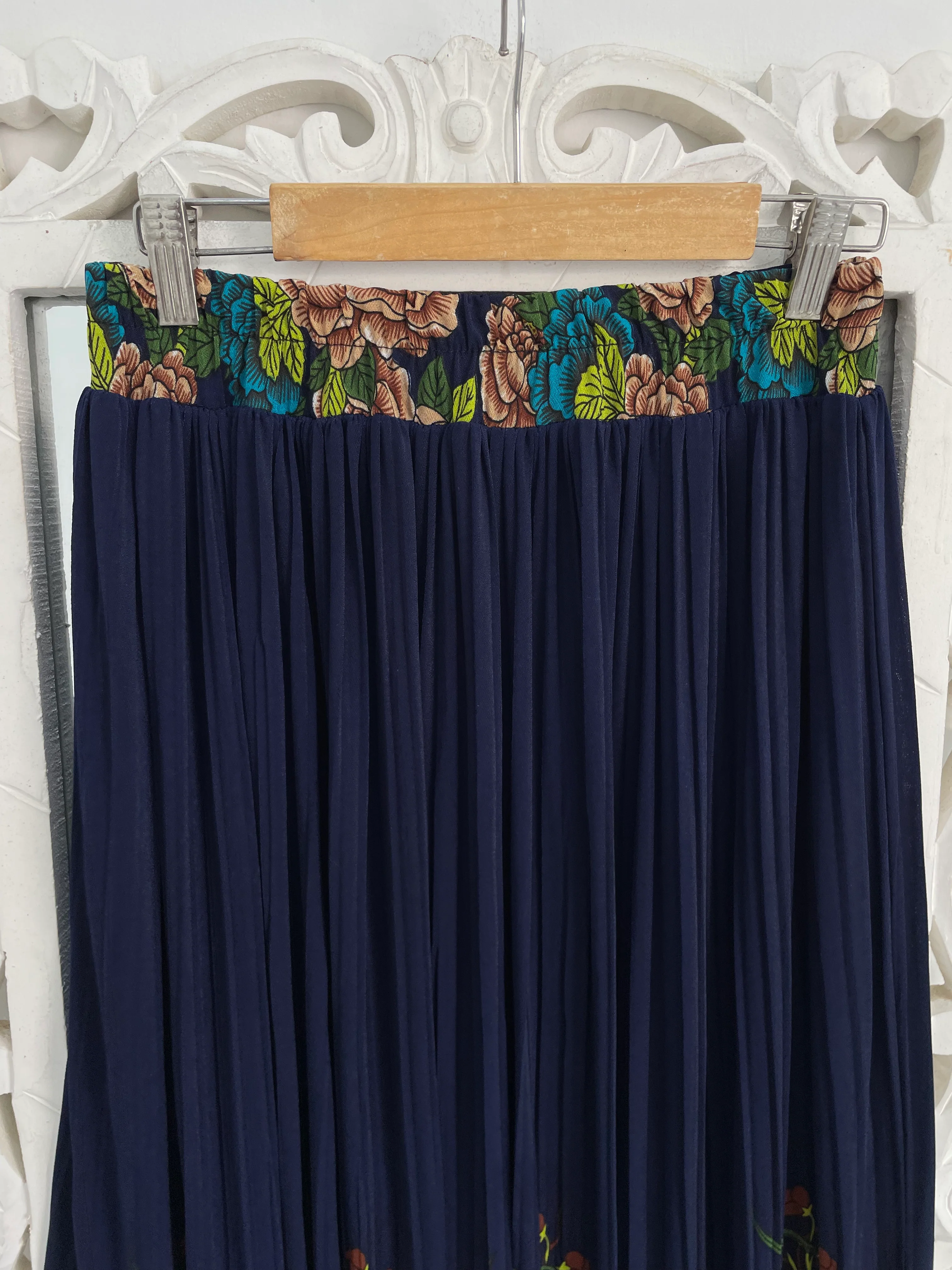 Vintage Skirt-Waist 28 to 34 - Image 2