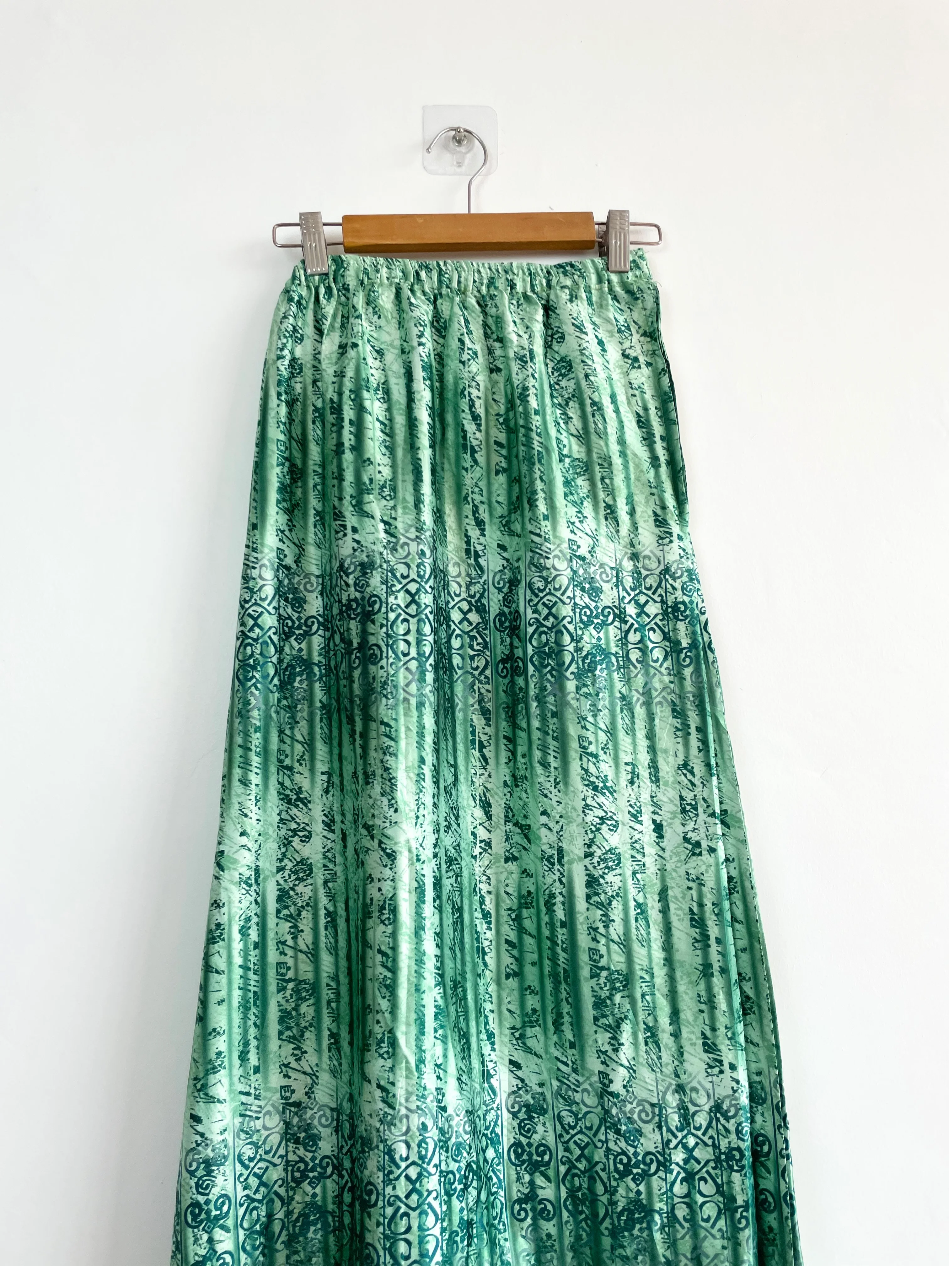 Green Satin Skirt-Waist 32 to 38 - Image 2