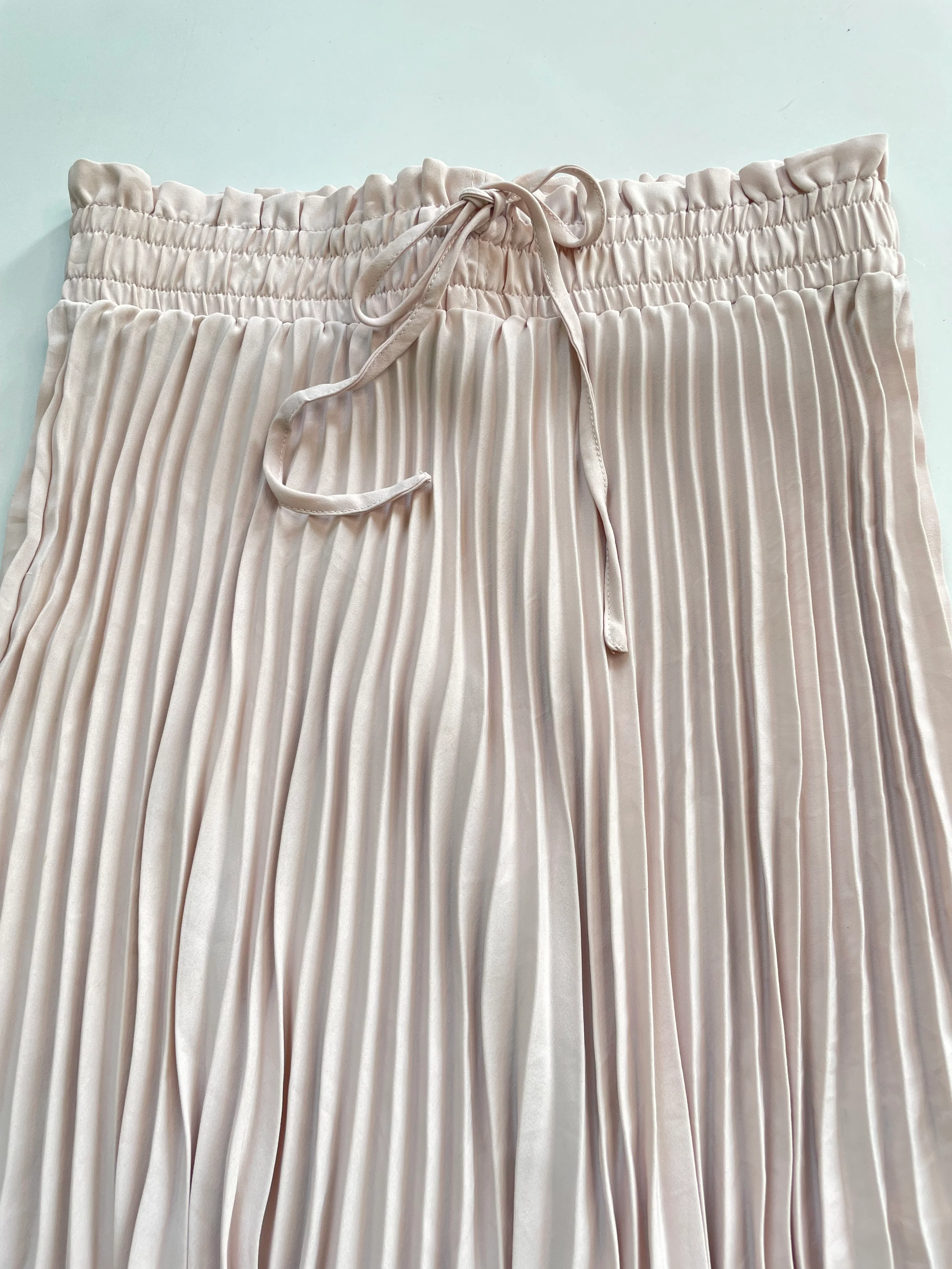 H&m Pleated Skirt-Waist 28 to 30 - Image 2