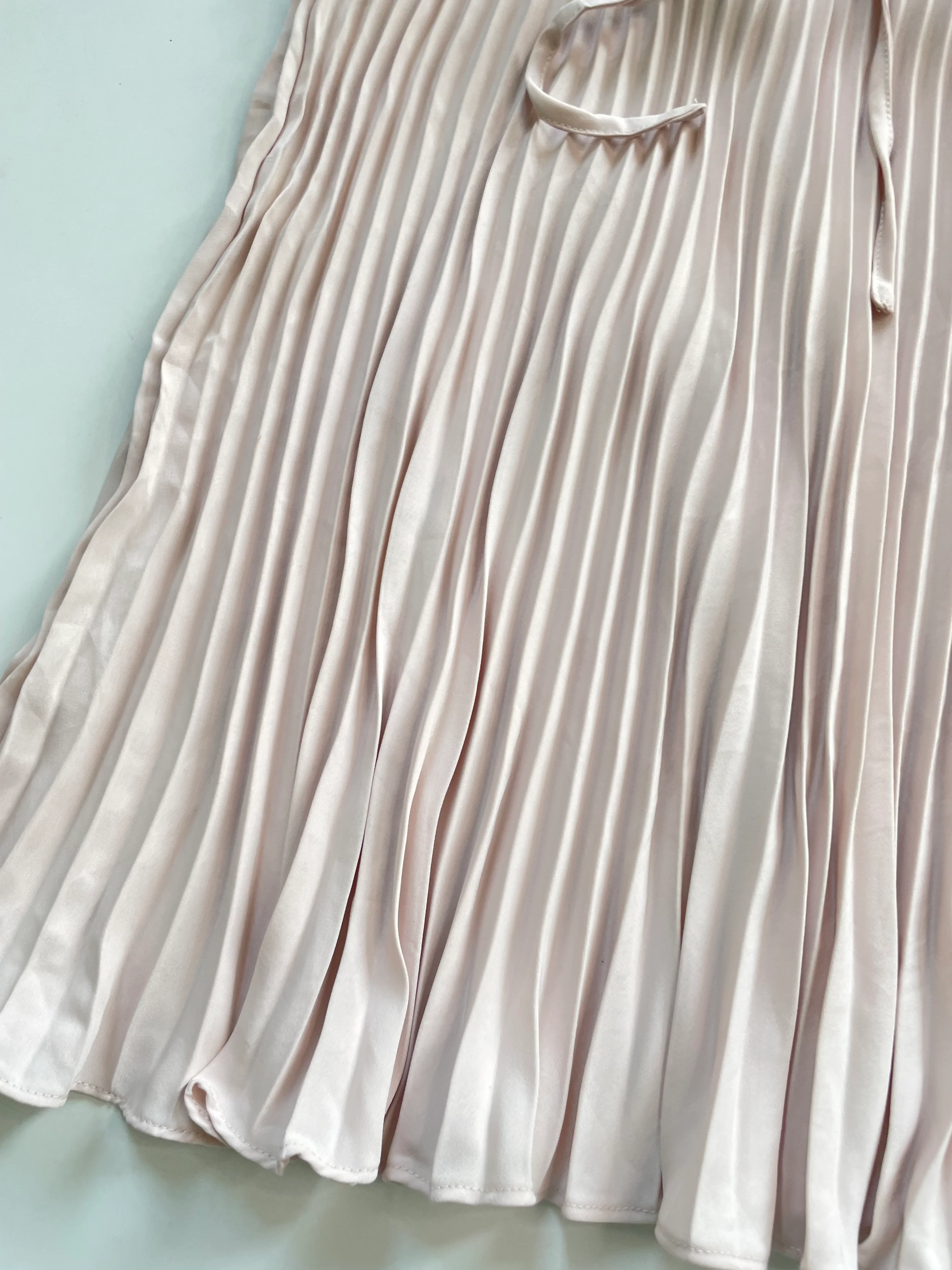 H&m Pleated Skirt-Waist 28 to 30 - Image 3