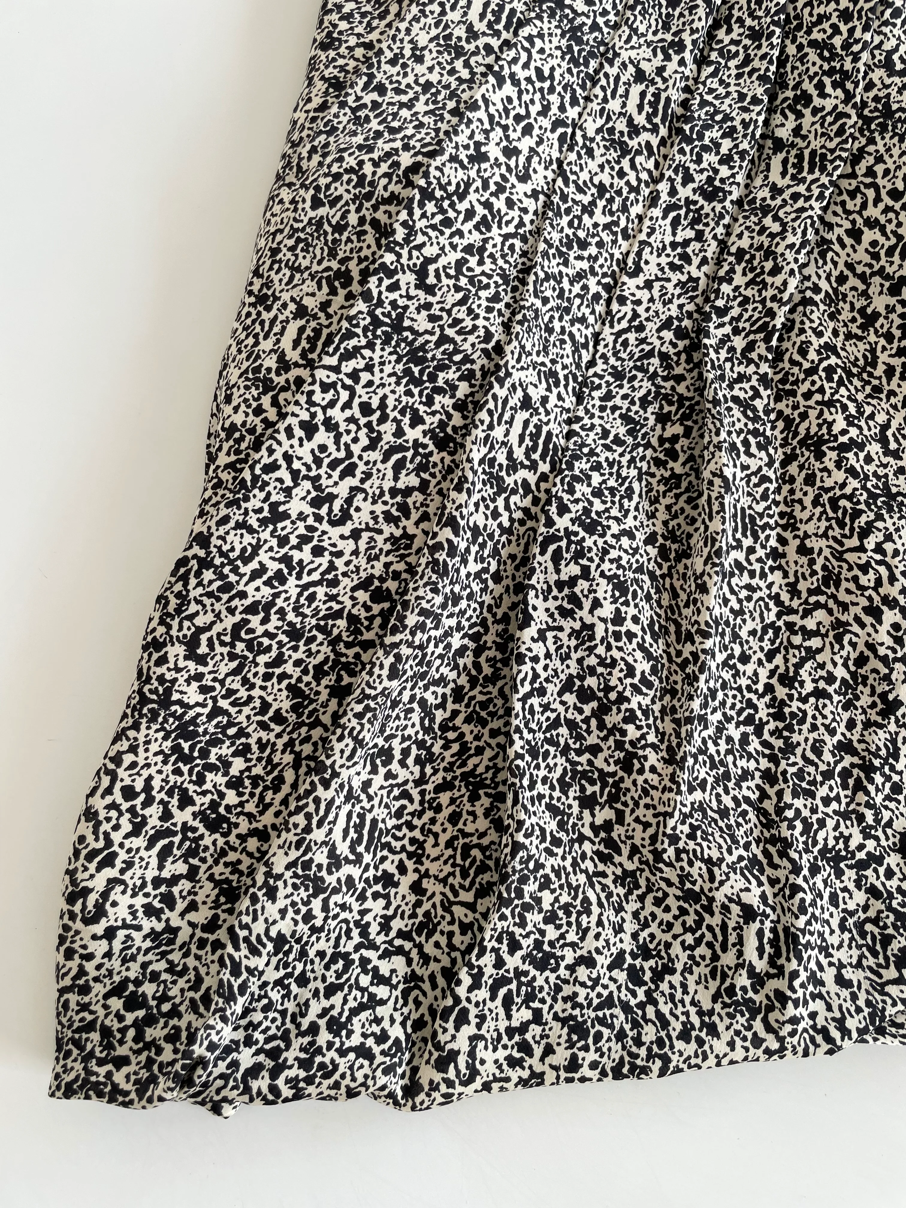 Club Monaco 100% Silk Skirt-Waist 28 - Image 3