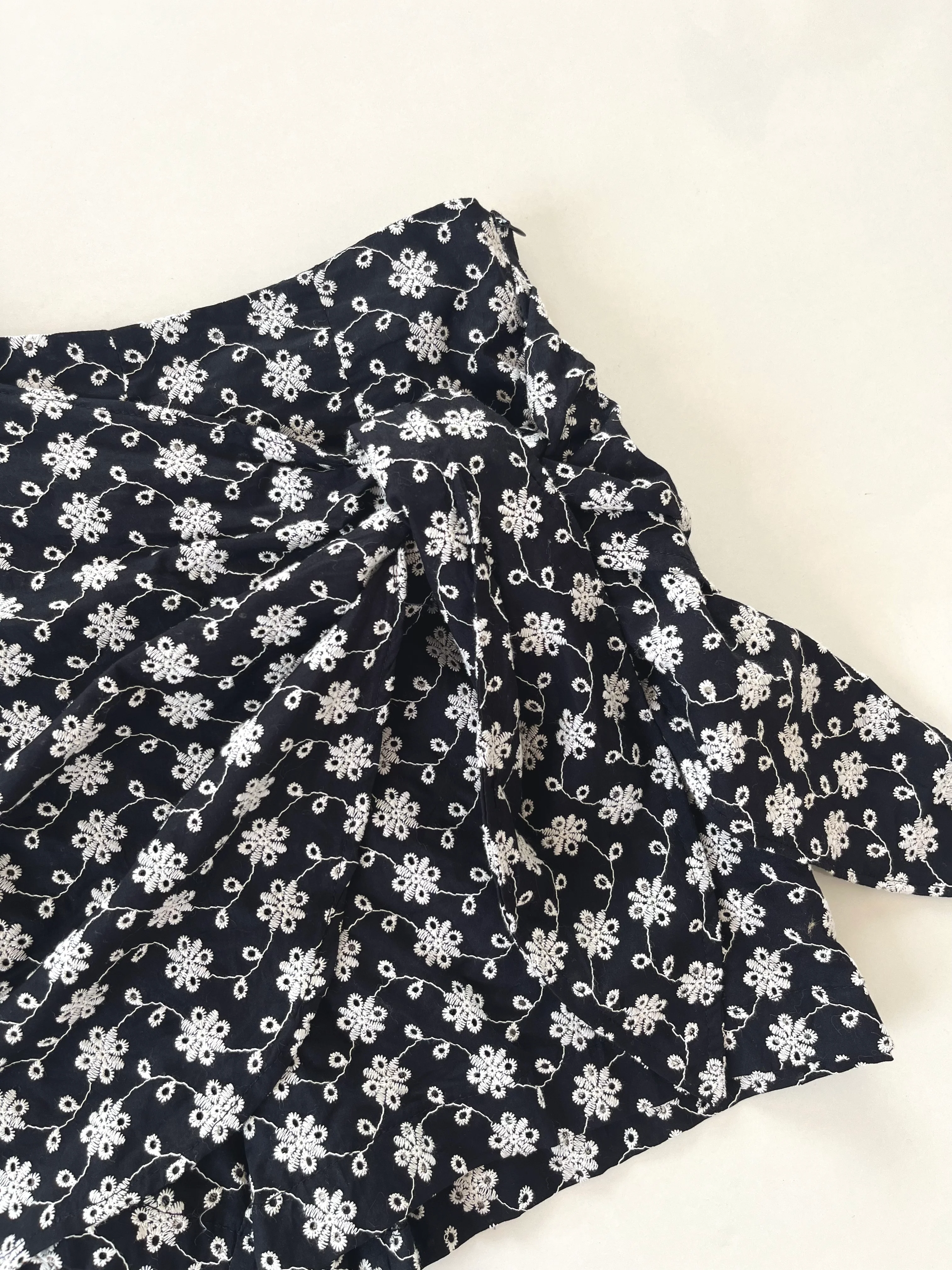Zara Tagged New Eyelet Skorts-Waist 28 - Image 3